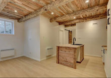 Charger l'image dans la galerie, Revêtement de bois brun déligné
