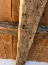 Charger l'image dans la galerie, Poutres équarries à la hache

