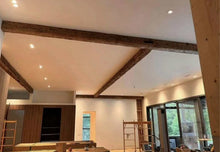 Charger l'image dans la galerie, Poutres équarries à la hache
