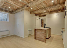 Charger l'image dans la galerie, Poutres équarries à la hache
